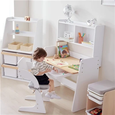 Houten studiebureau voor kinderen